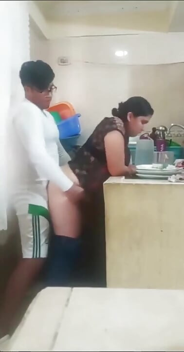 Fute-mă în bucătărie, soția ta va sosi în orice minut.