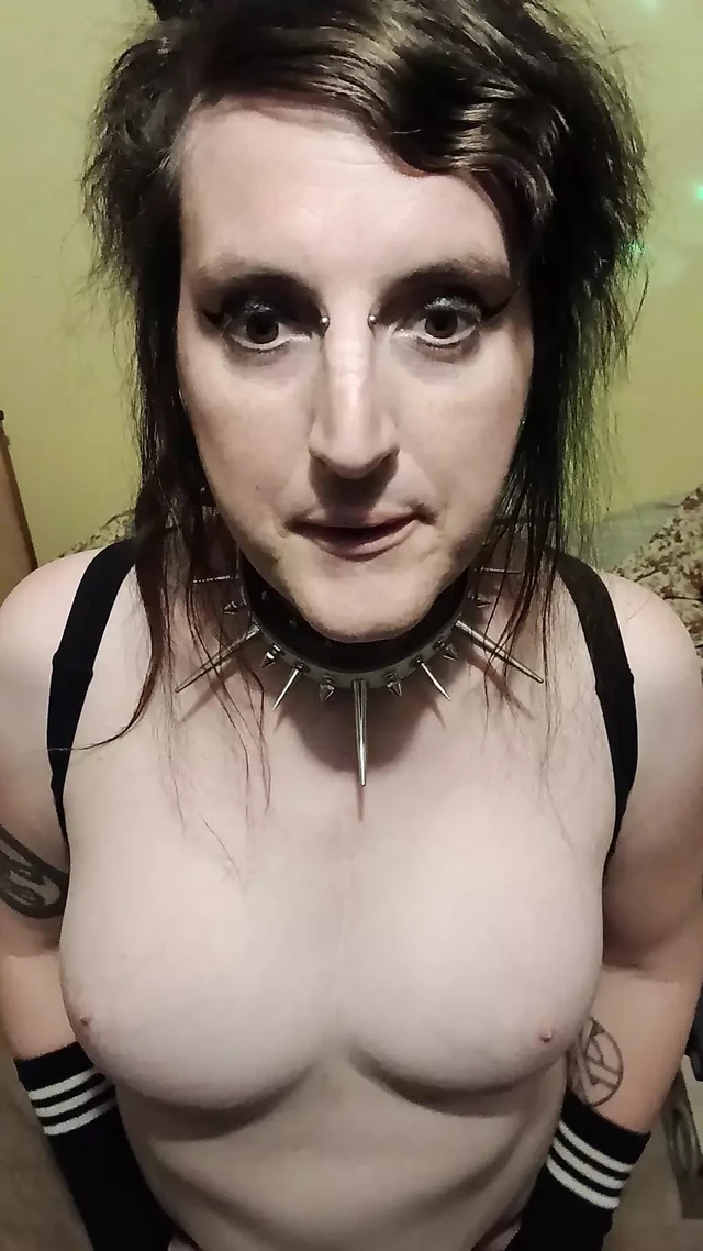 Alana Femdoll plays anal with her new toy.