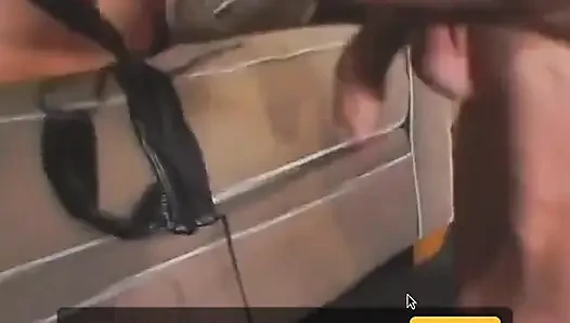 Cewek hot rambut cokelat ini lagi asik muasin dirinya sendiri pakai dildo ukuran XL