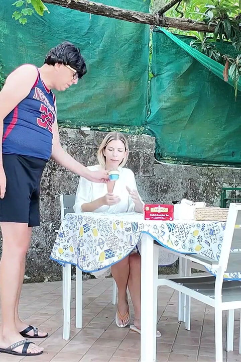 Açgözlü üvey anne, kahvaltıda en sevdiği kurabiye yokken, dikkatsiz üvey oğlunun kurabiyesini alır