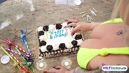 Ibu tiriku ngasih aku kue ulang tahun dan si cantik rambut pirang elana bunz