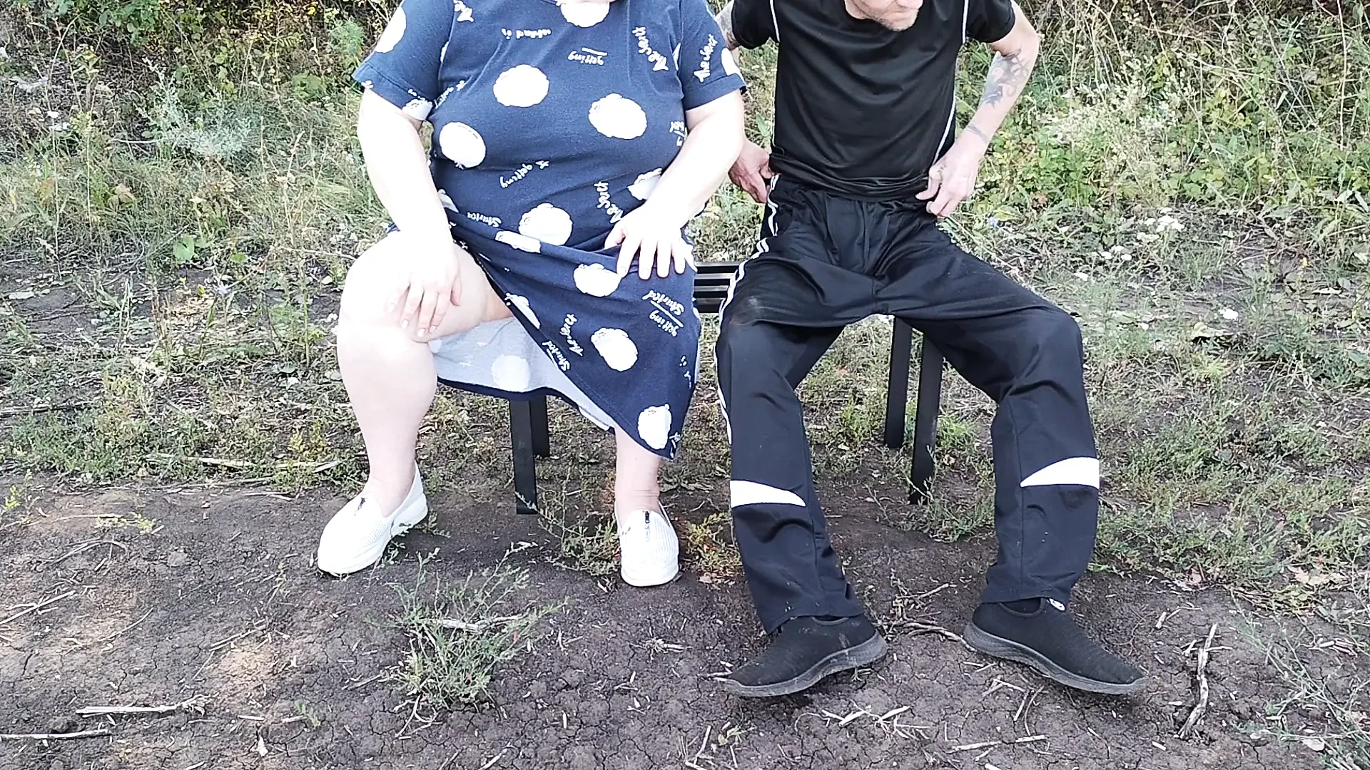 Una novia en un parque público me masturba la polla hasta que me corro