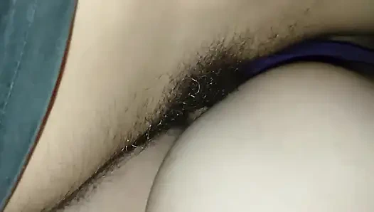 Olgun annenin kuyruğunu arkadan izliyor