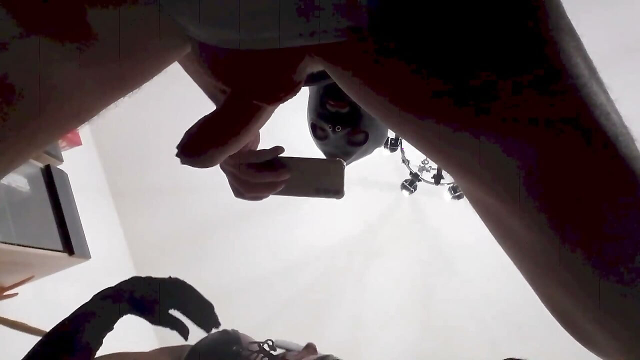 MILF blonde prend une bite dans sa bouche et éjacule sur sa langue