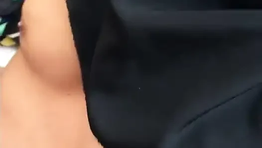 Seksi kadın yatak odasında maskeli bir adam tarafından sert sikiliyor