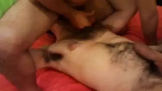 Adam arkadaşı iyi jantlar ve göğsüne boşalıyor