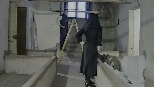 İşçi Manavardaki Rahibenin Kıçını Sevişiyor
