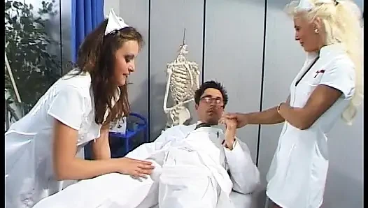 Hübsche deutsche krankenschwester bekommt nach heißem klinik-sex eine gesichtsbesamung