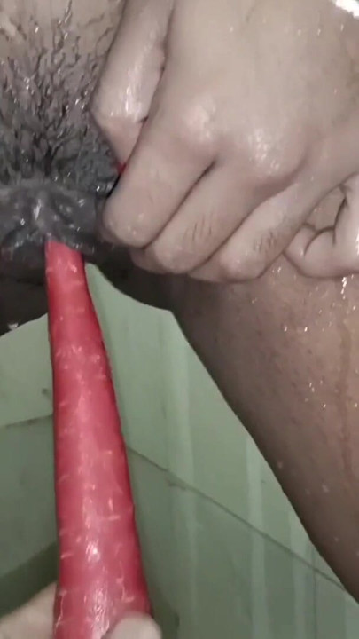 Hot Sexy Desi Bhabhi Bathroom Mein Nahaate Hue Gajar Se Chut Ki Pyas Mitayi , Loud Moaning Aur Chut Ka Pani Nikal Gaya… | Clip 1
