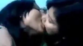 Девушка целует девушку