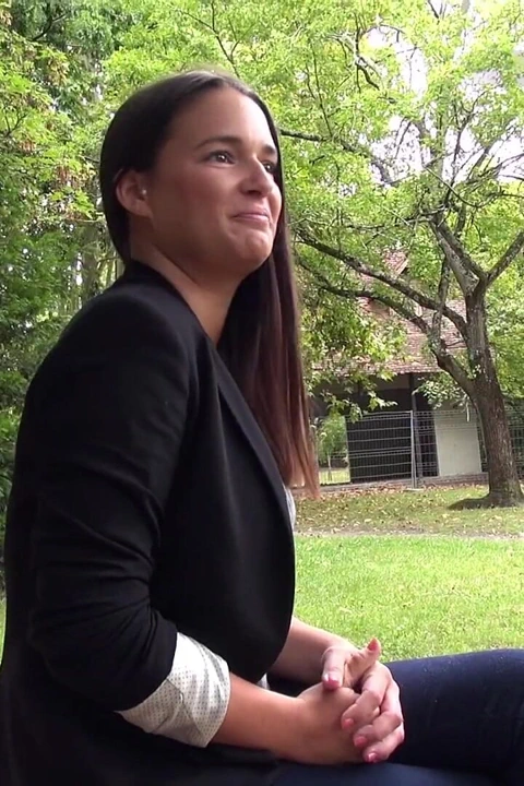 19岁的佐伊在色情选角中展示她漂亮的胸部