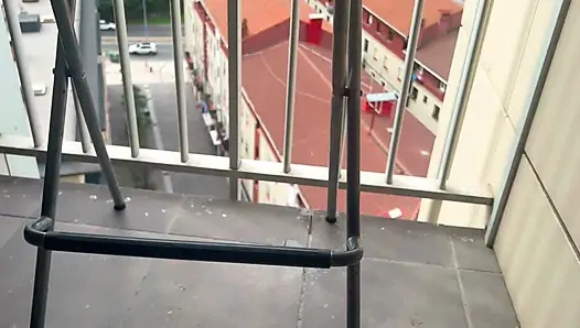 Пышногрудая блондинка мастурбирует на БАЛКОНЕ и брызгает!