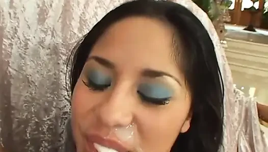 Latina sexy schlampe lutscht einen soliden schwanz