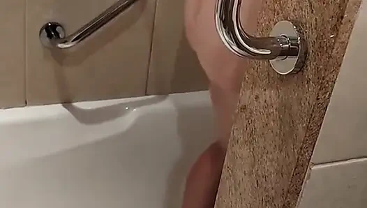 Nonton video gadis tetanggaku. Mereka mergokin aku lagi ngocok kontolku di kamar mandi.