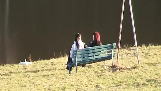 Ateşli esmer açık havada yaşlı adam tarafından yalanıyor ve parmaklanıyor