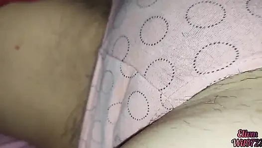 Desi xxx bermain di antara seprai dengan saudara tiri