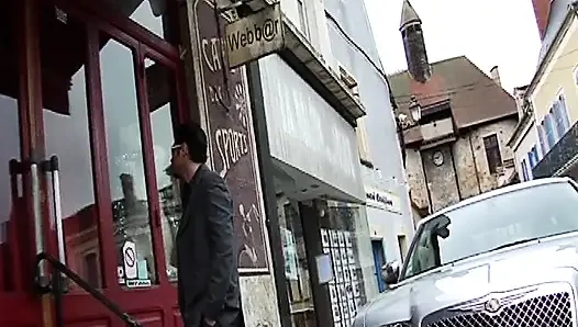 Lesbische schlampen aus Frankreich haben spaß beim lecken an der bar