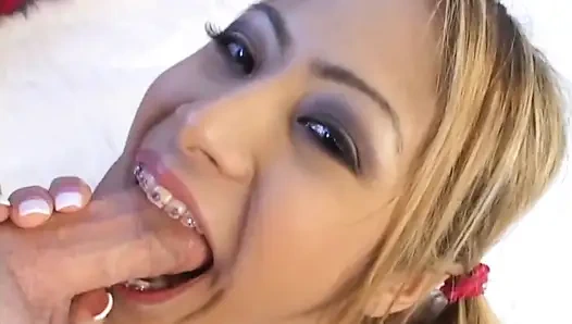 Seksi Asyalı sarışın büyük yarağı ağzına boşalmayı seviyor