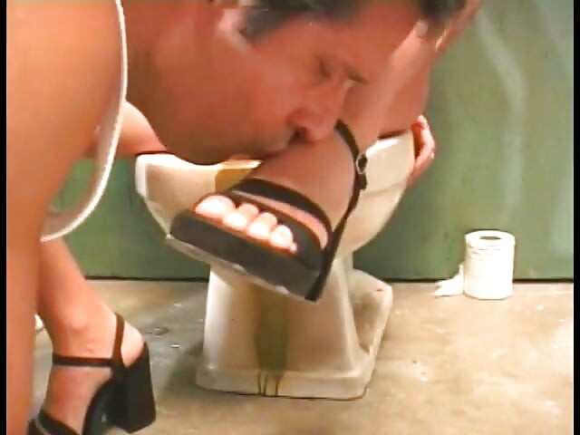 Muscular guy watches girlfriend urinate then gets blowjob while smoking cig