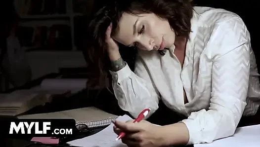 Милфа с большими сиськами Ivy Lebelle принимает огромную порцию спермы своей сотрудницы