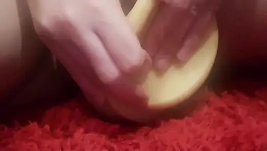 Cewek sange ini lagi asik muasin memek sempitnya pakai mainan seks favoritnya sampai lubangnya menganga lebar