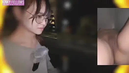 Doğal ve zengin güzellik, riskli geçici bir kabinin içinde sıcak ağız desteği sunarken kırılgan varis ısısı.