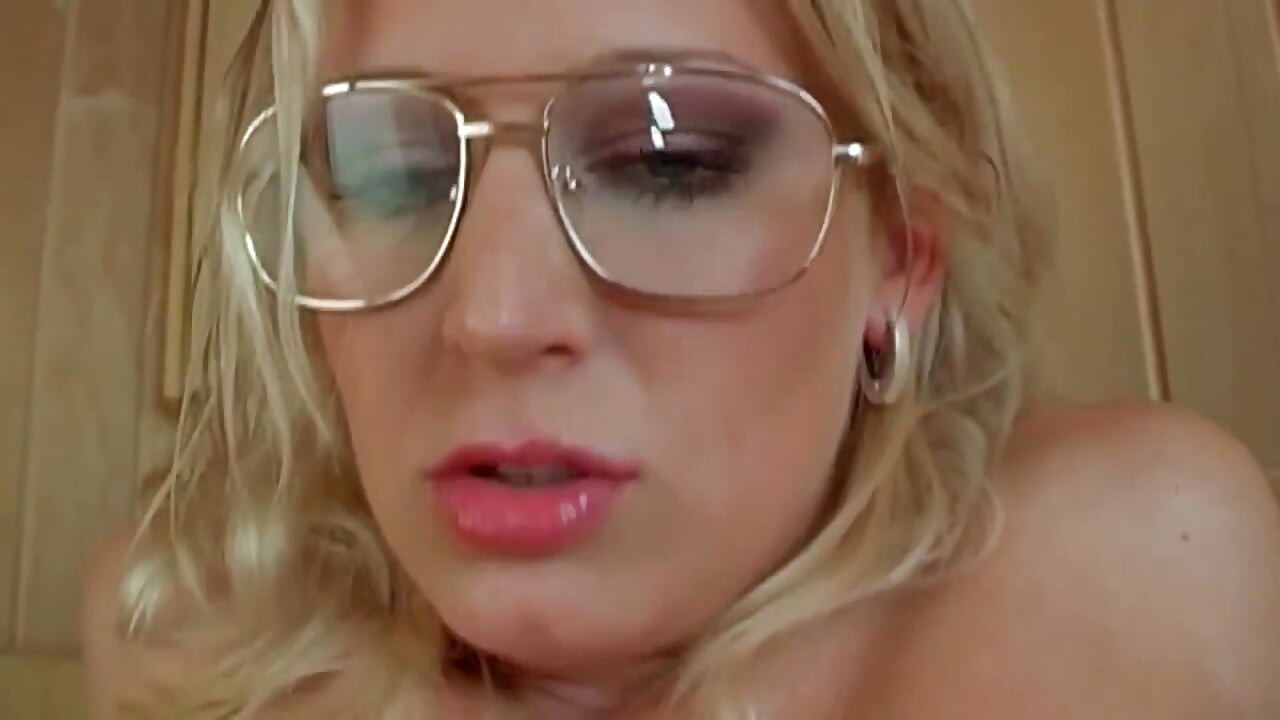سبيكس شقراء فاتنة يحصل مارس الجنس في الساونا