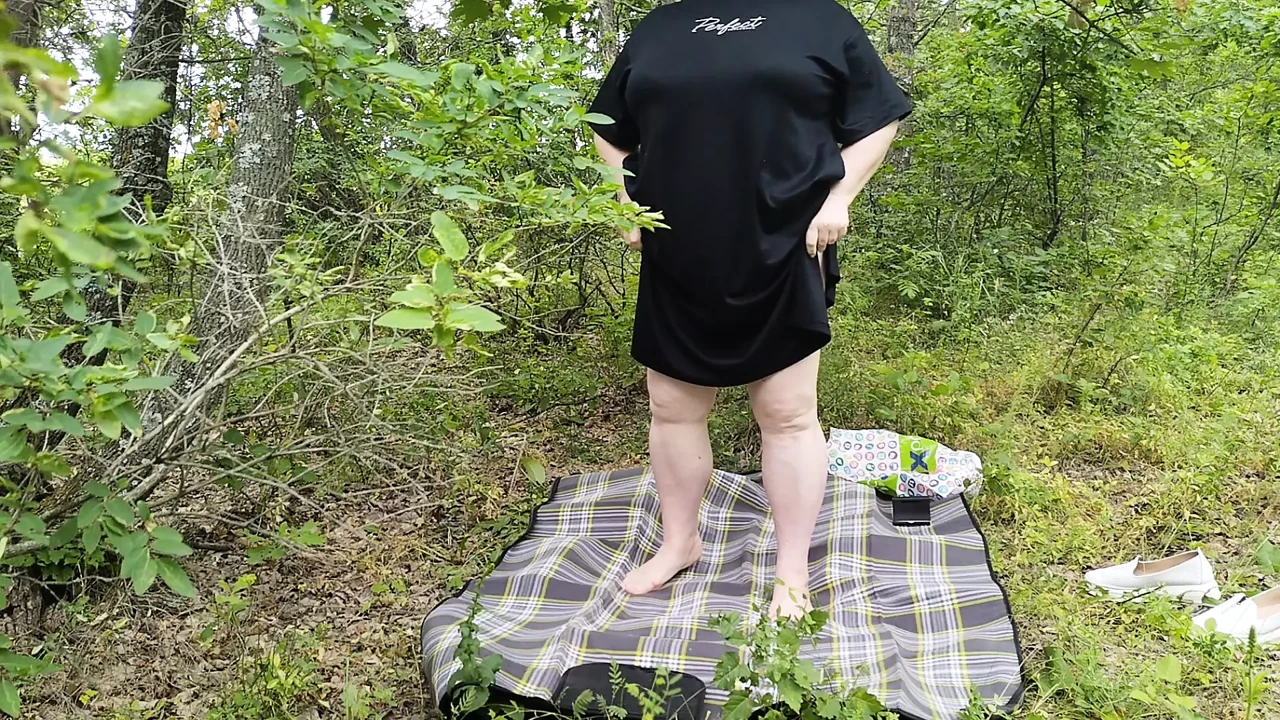Mother-in-law undressed in a public park and masturbates her big pussy