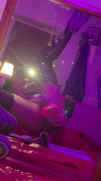 我喜欢用我的假阳具扩张