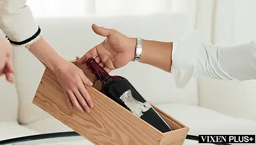 VIXENLLA Bella Spark соблазняет Nata Gold и бойфренда в интенсивном тройничке