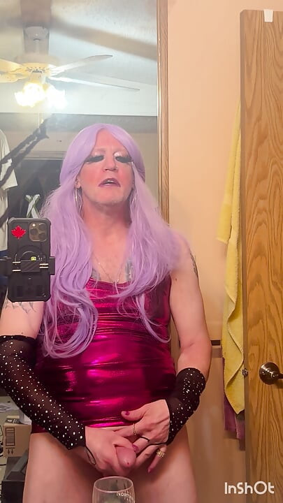 Crossdresser σε μωβ Masterbating με φινίρισμα που πίνει χύσια!