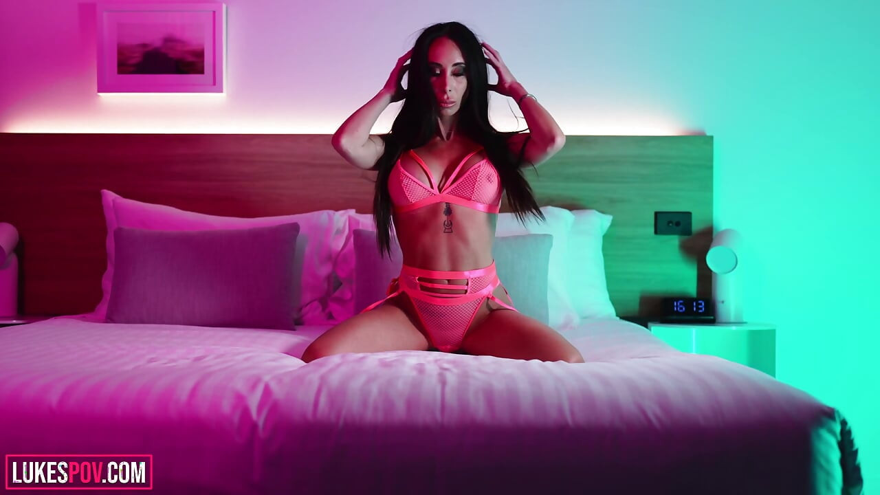 操大胸黑髮女伊莫金·諾克斯的屁眼