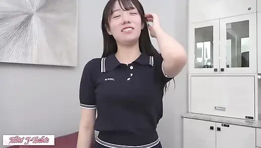 Idol benzeri netlik geri dönüyor, utangaç allure ve büyüleyici bakış onu karşı konulmaz bir bitiş açısına çekiyor1