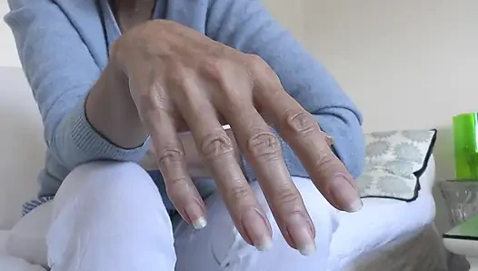 Elegante Sommerhände und lange Fingernägel, Präsentiert von Lady victoria Valente