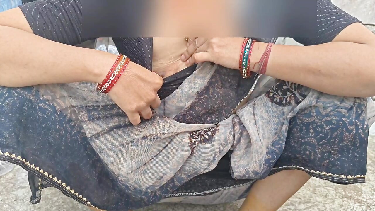 Bhabhi ko field mai kapde dhote samay mud marwai