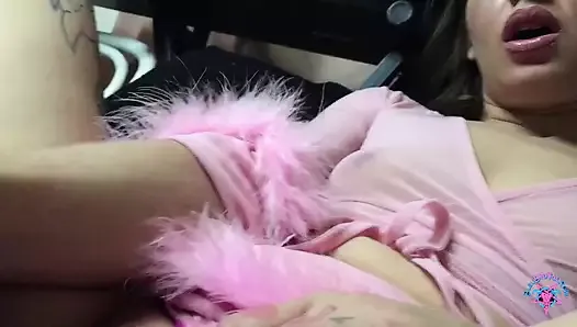 Мисс Pink - пытаюсь получить мою крошечную киску долбят сзади в сексуальном розовом нижнем белье моего мужа после того, как я сосет его огромный большой хуй