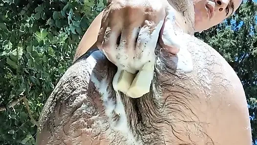 Birinin beni yıkamasını ve sonra kıllı götümü sikmesini istiyorum