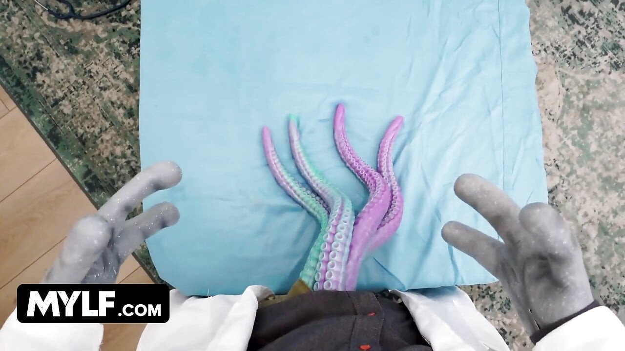 Busty Sophia Locke and Cali Sweets Get Freaky in Interstellar Rule 34 Threesome