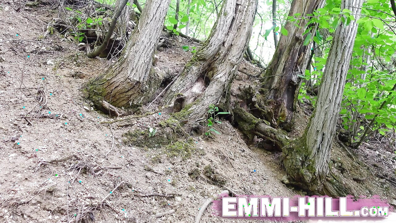 在树林里狂野地手淫：Emmi玩弄她长长的阴唇，并狠狠地抽插她湿润的阴户