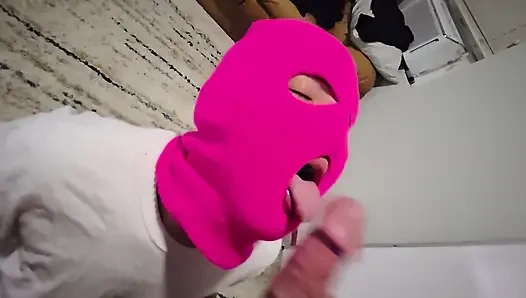 Ev yapımı bakış açısı: pembe kar maskeli gizemli kız büyük yarağı emiyor