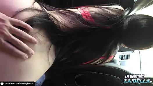 Aku ngentot rekan kerjaku di dalam mobil sampai aku crot di kakinya