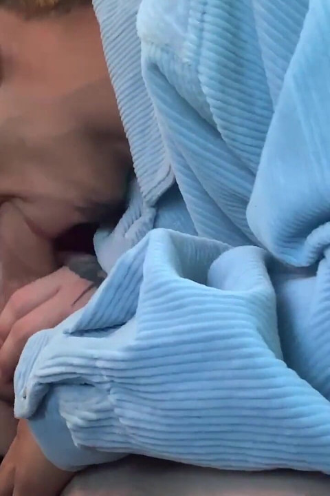 Cewek sange ini kepergok lagi nyepong kontol sampai dicrot di dalam