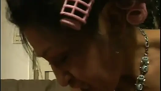 Wanita dewasa melucuti pakaian wanita yang lebih muda sambil bugil sambil mainin dan jilat memeknya