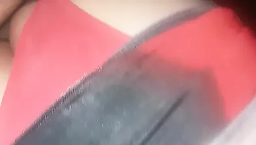 Ich hebe ihr kleid an und ich stecke meinen schwanz in sie