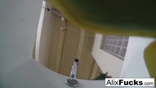 Sexy duchándose con Alix Lynx