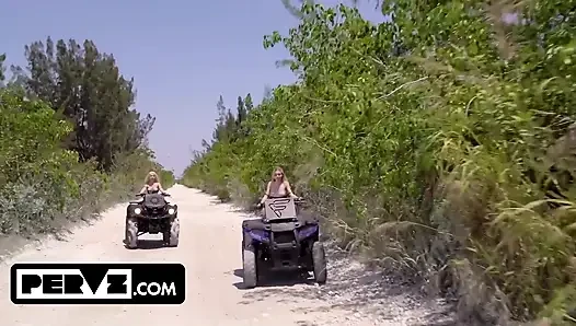 Schlammige schönheiten Aria banks und jessica marie werden auf Atvs mit Nicky schmutzig