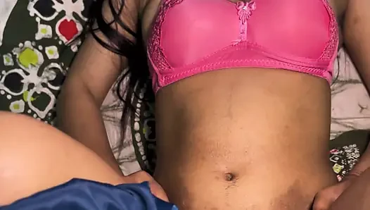 Bhabhi mengganti gaunnya ketika aku melihatnya