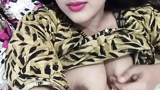 Sali yang cantik menunjukkan memeknya yang sempit merah muda