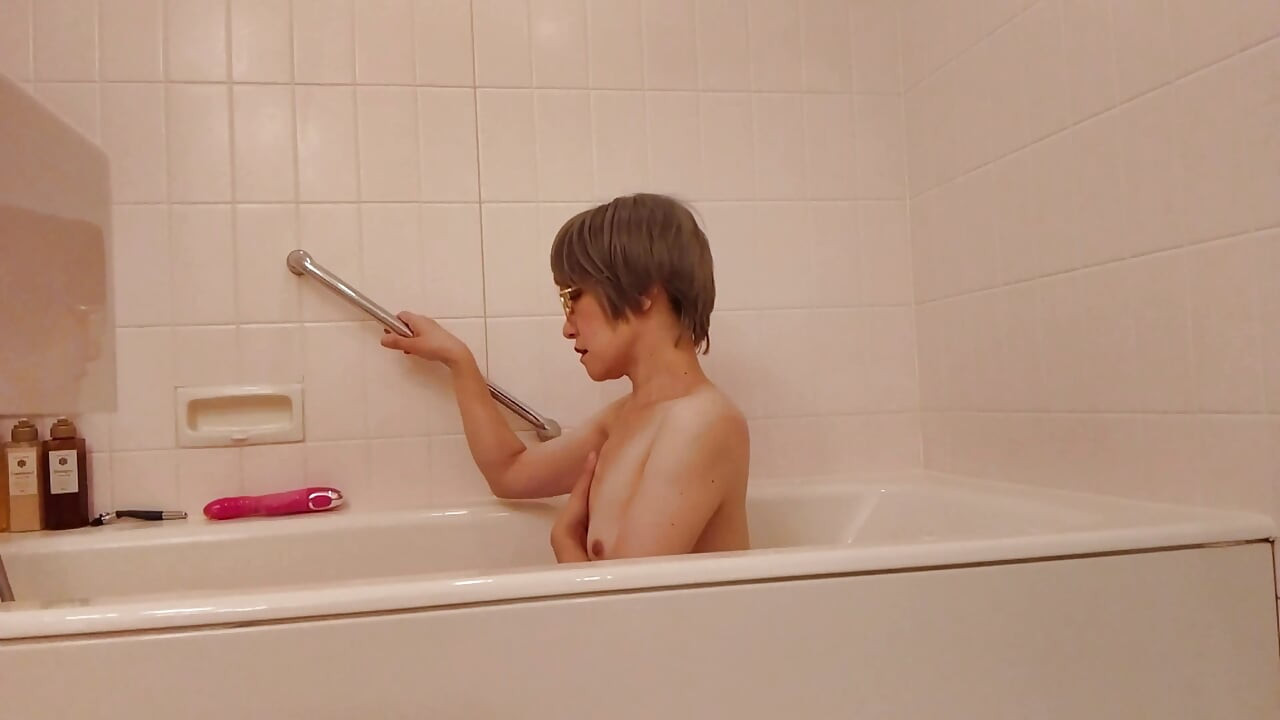Zrela žena u kupaonici u kupaonici