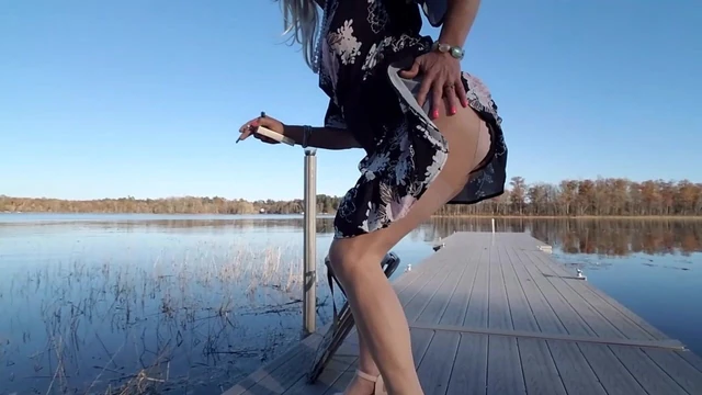 Сексуальный крошка Tammy публично курит со счастливым окончанием на улице
